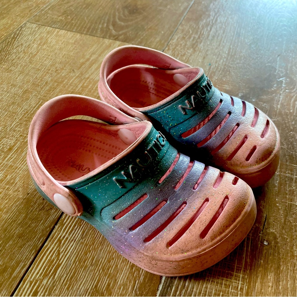 Size 6 toddler slip on nautica shoes